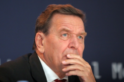 Шредер обізвав українського посла Андрія Мельника через інтерв'ю берлінській газеті Tagesspiegel на початку травня, в якому дипломат піддав критиці заклики ексканцлера до зняття санкцій з Росії