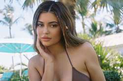 «Грудь сводит с ума»: Кайли Дженнер в бикини похвасталась роскошной фигурой (фото)