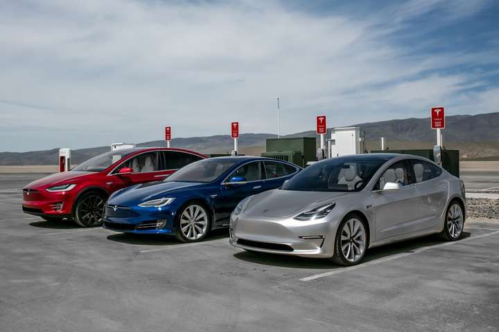 Tesla знизила вартість своїх електромобілів
