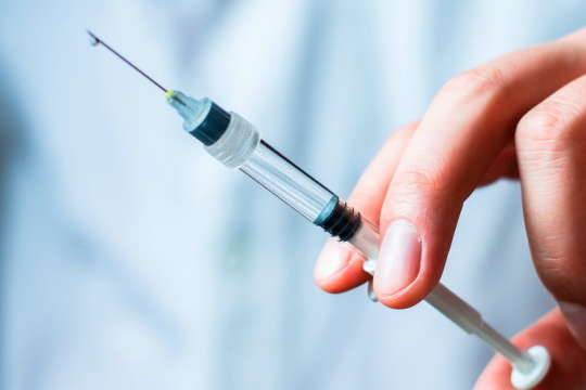 Імунолог назвав небезпеку поспішної вакцинації від коронавірусу