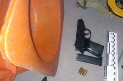 У Києві чоловік погрожував пістолетом пасажирам маршрутки