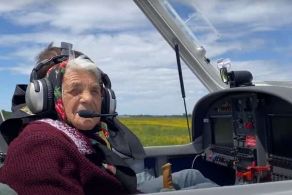 Як 90-річна блогерка літаком керувала (відео)