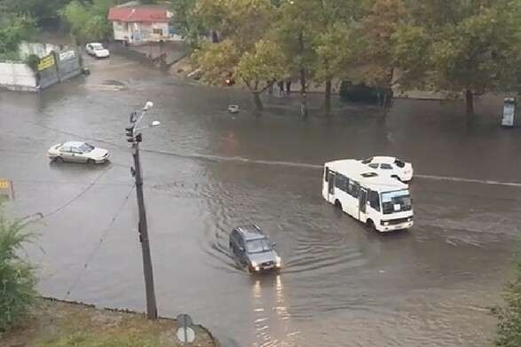 У центрі Одеси потоп: сильна злива затопила кілька вулиць 
