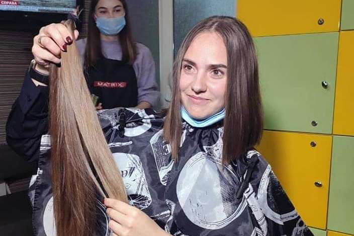 Полісменка з Буковини відрізала своє розкішне волосся для перук онкохворим дітям (фото)