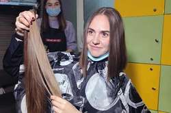 Полісменка з Буковини відрізала своє розкішне волосся для перук онкохворим дітям (фото)
