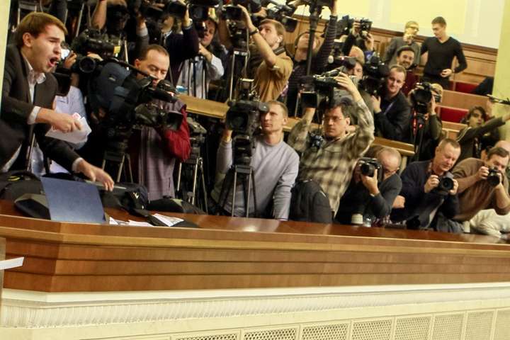Разумков дозволив обмеженій кількості журналістів працювати у ложі преси парламенту