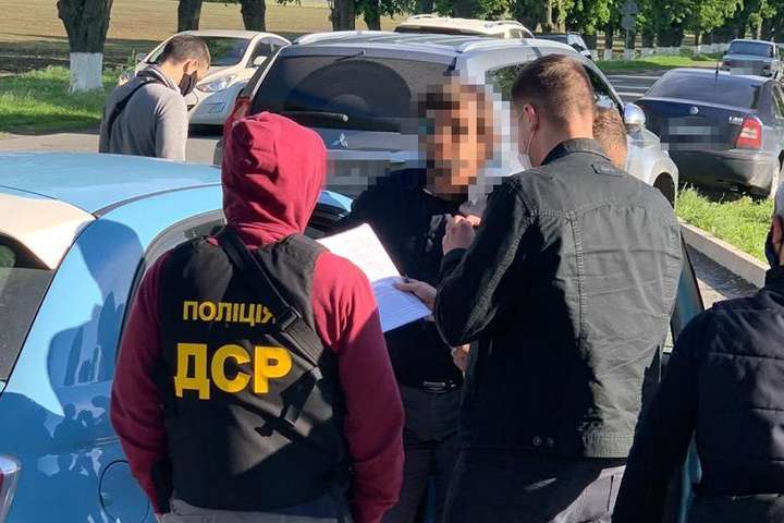 Чиновника затримали під час передачі йому <span lang="UK">договору купівлі-продажу квартири </span> - Заступник мера Борисполя попався на хабарі (фото)