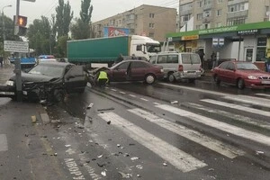 У Вінниці сталося ДТП за участі трьох легковиків та вантажівки
