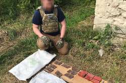 СБУ викрила три схрони з протитанковими мінами, тротилом та боєприпасами (фото)