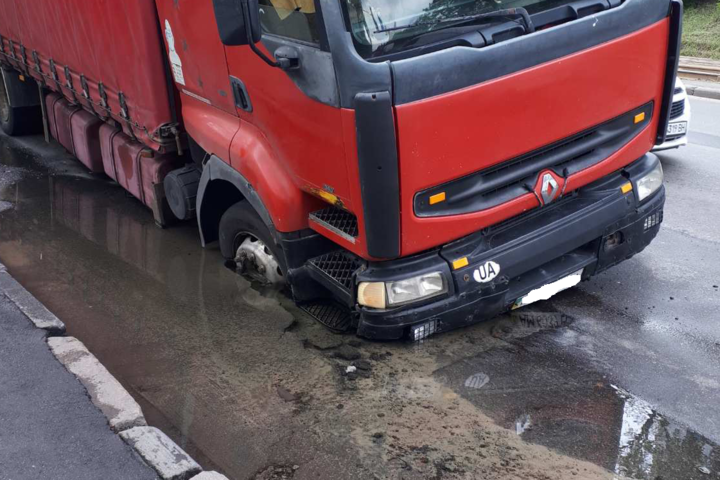 Потрапляння вантажівки у провалля на дорозі: Київводоканал усуває аварію 