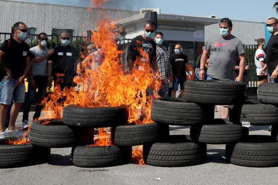 У Барселоні палять шини через закриття заводу Nissan