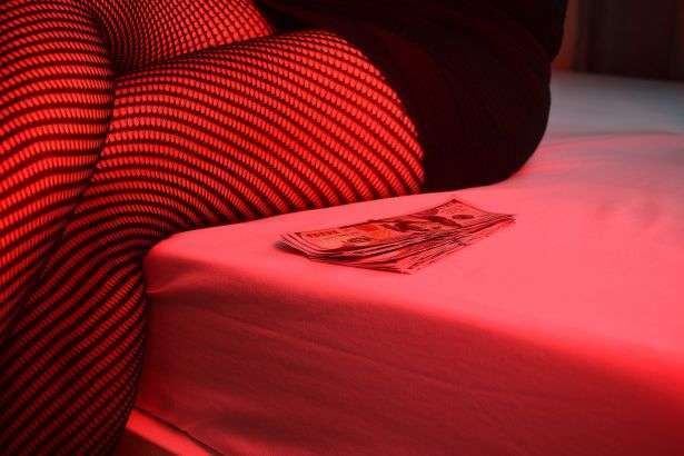 Швейцария разрешит работу проституток в перчатках и безопасных позах