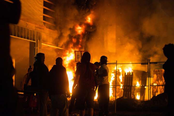 Заворушення в Міннеаполісі: протестувальники підпалили поліцейський відділок та грабують магазини 