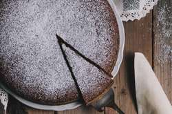 Женщина показала, как идеально ровно разрезать торт, и восхитила сеть