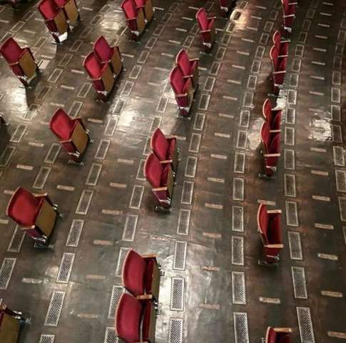 Театр уже не буде таким, як колись. Фото глядацької зали, яка відкривається після карантину, шокували публіку