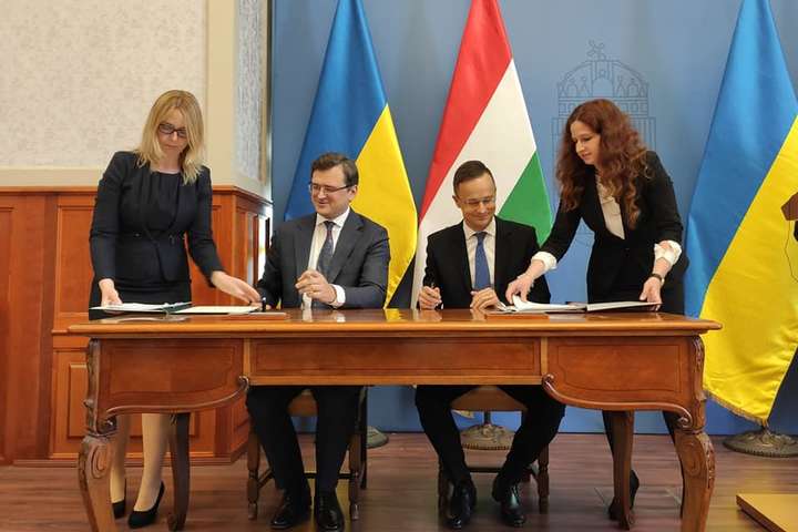Кулеба і Сійярто підписали у Будапешті низку документів