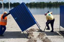 Комунальники встановлюють кабінки для переодягання