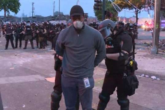 Заворушення в Міннеаполісі: команду CNN затримали під час прямого ефіру з протестів