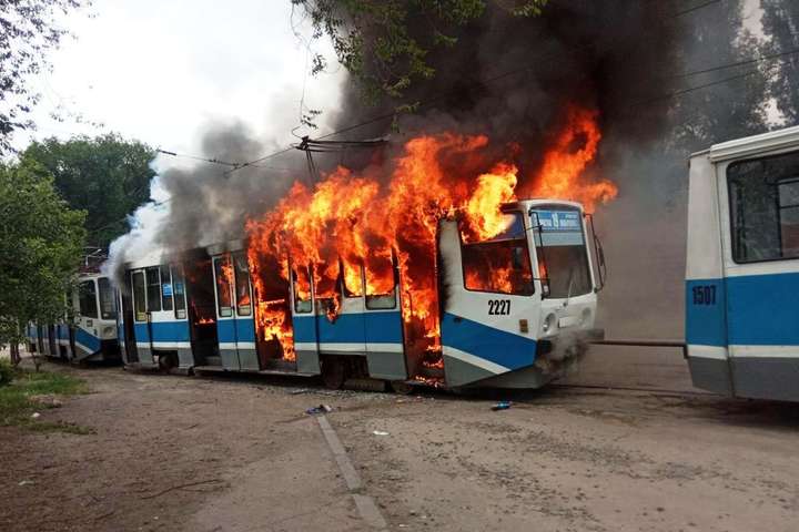 В Днепре посреди улицы сгорел трамвай (фото)