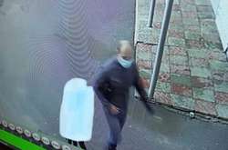 В Харкові чоловік, який чіплявся до дитини в під’їзді потрапив на камери спостереження