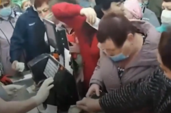 Жизнь в путинской России: женщины устроили давку из-за дешевых кастрюль