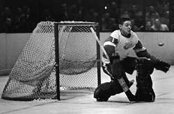 50 років тому 40-річним помер один із найкращих хокейних воротарів в історії, українець за походженням