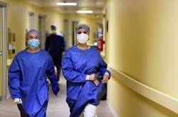 Національна служба здоров’я України уклала договори з усіма лікарнями, й тепер медики отримають зарплати та надбавки за роботу з боротьби з коронавірусною інфекцією