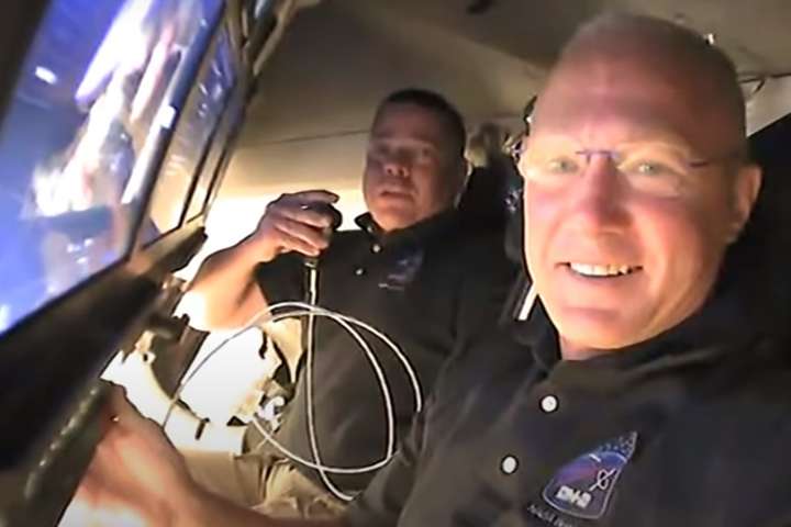 Як виглядає корабель Crew Dragon зсередини: екіпаж провів екскурсію в космосі