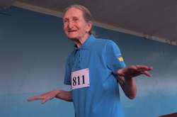 Як черкащанка Антоніна Ткачук у свої 80 років професійно займається бігом (відео)