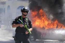  Поліцейський під час протестів в Лос-Анджелесі 