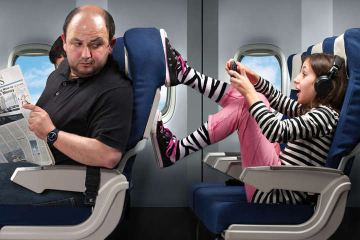 Співробітники авіакомпаній розповіли, чому пасажирам не треба знімати взуття під час перельотів