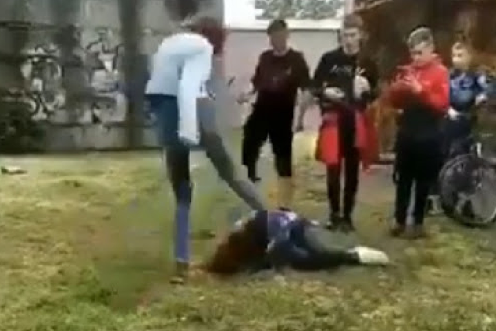 Недитячі розборки. 14-річна дівчина по-звірячому побила школярку (відео 18+)