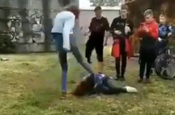 Сутичка сталася 27 травня. Як пишуть місцеві ЗМІ, нападниці 14 років, постраждалій – 13