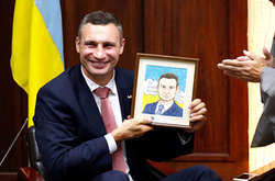 Міський голова Києва Віталій Кличко тримає свій портрет у вигляді коміксу в традиційному японському стилі, подарований мером Кіото 