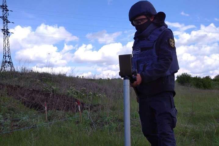 За тиждень піротехніки на Донбасі знешкодили майже 400 мін 