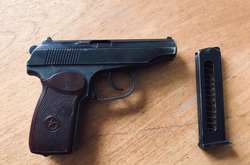 Хуліган добровільно віддав поліцейським зброю