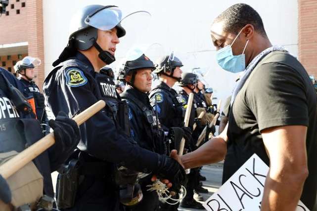 В США полицейские поддержали протестующих (фото)