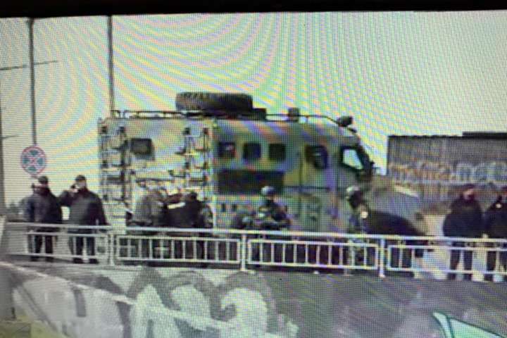 Поліція пригнала бронетранспортер на міст Метро (фото, відео)
