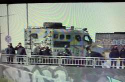 Поліція пригнала бронетранспортер на міст Метро (фото, відео)