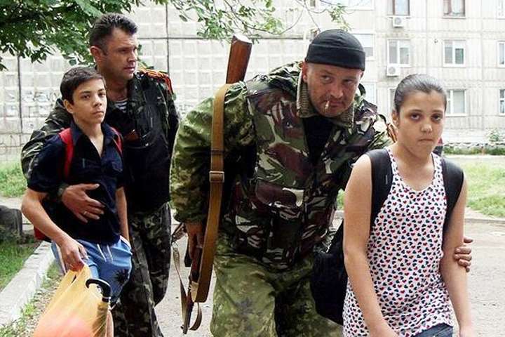 Окупанти на Донбасі масово вербують дітей, - Офіс генпрокурора 