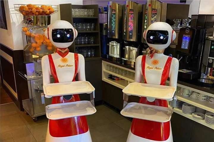 У Нідерландах ресторан замінив офіціантів роботами, аби працювати в умовах епідемії Covid-19