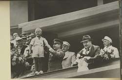 Как пропаганда в СССР использовала детей в своих целях. Ретрофото 1940-х годов