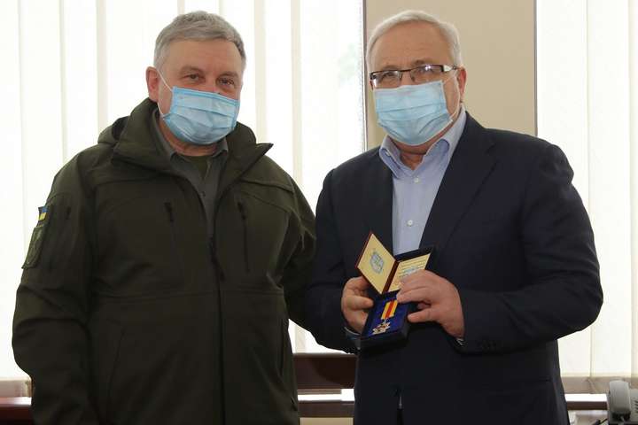 Міністр оборони нагородив ексрегіонала Вілкула та образив волонтерів, які допомагали армії
