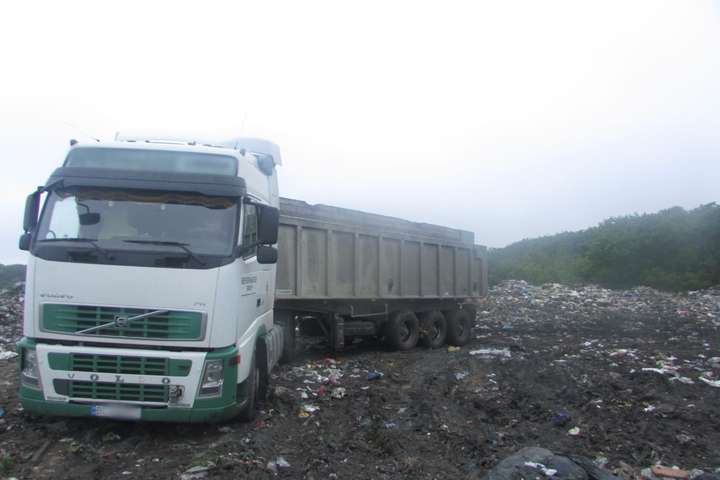 Львівське сміття знову мігрує Україною: на Київщині затримано три вантажівки (фото)