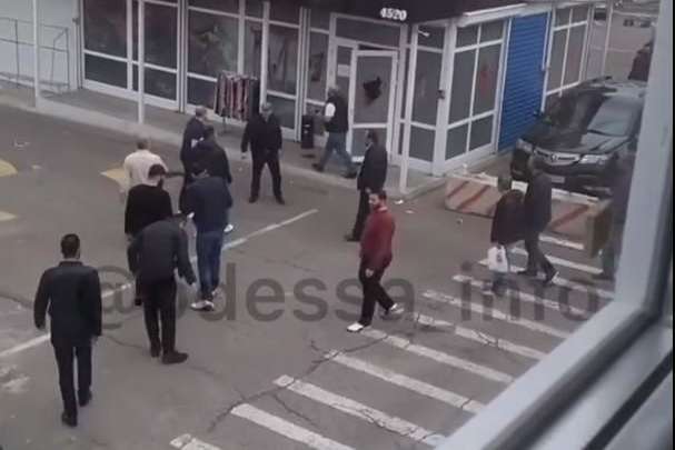 Оприлюднено відео стрілянини на ринку в Одесі