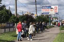 У центрі Кременчука щоранку вишиковується величезна черга: люди масово збираються за кордон 