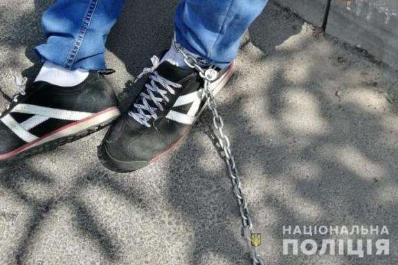 На Луганщині матір саджала 14-річну дівчинку на ланцюг