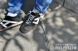 На Луганщині матір саджала 14-річну дівчинку на ланцюг