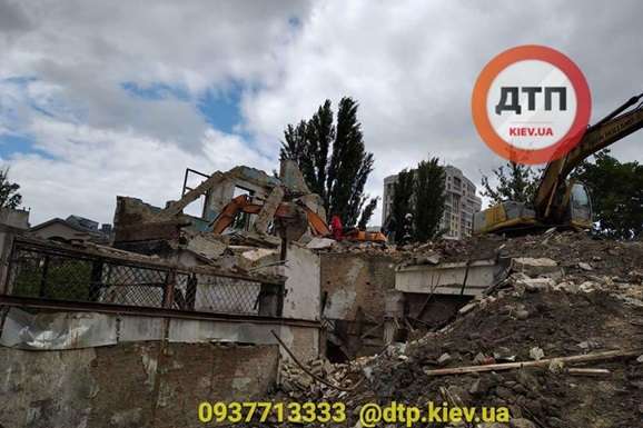 У Києві бетонна плита розчавила ескаватор з водієм
