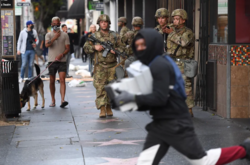  Мародер з коробками взуття та бійці Національної гвардії в Голлівуді, Каліфорнія. 1 червня 2020 року 